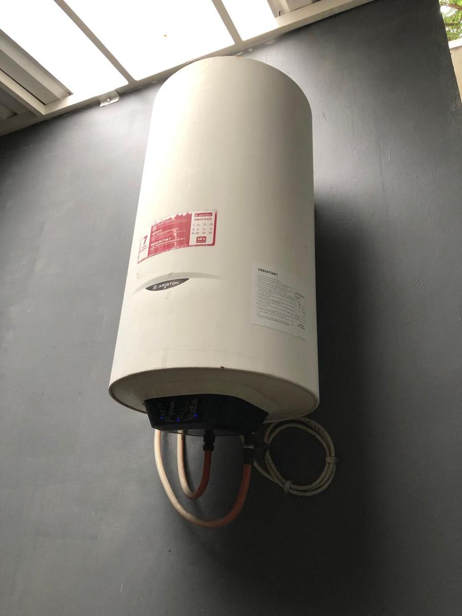 Tangki water heater Ariston terpasang di dinding