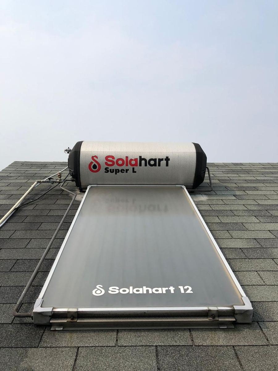 Unit Solahart Super L di atap rumah